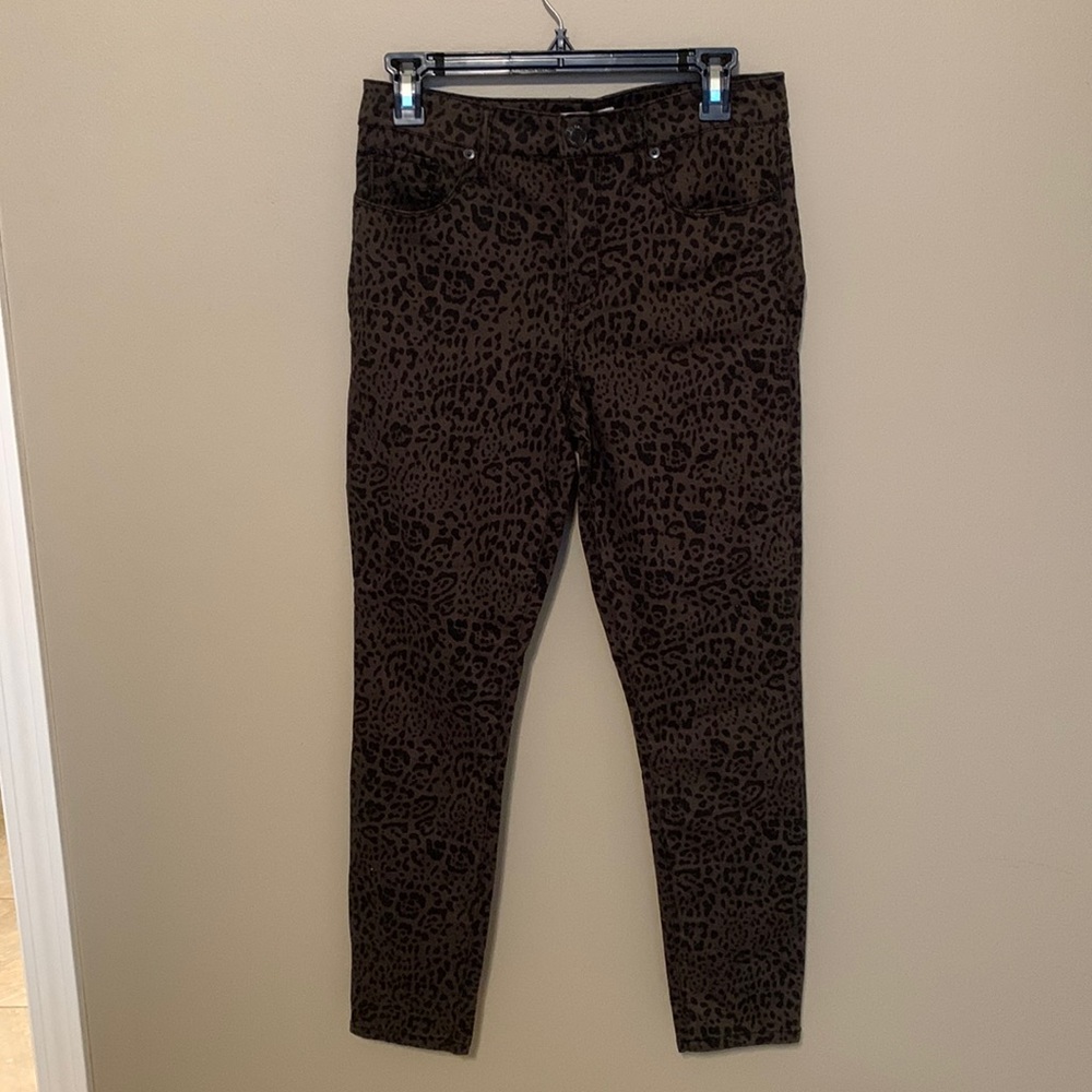 Dark olive skinny jeans with black cheetah print
